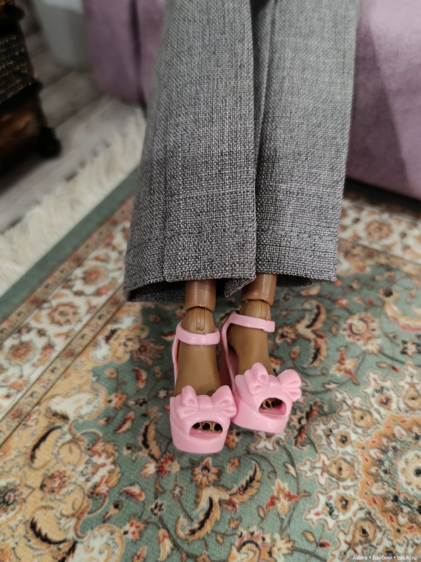 Двое на диване, не считая кота