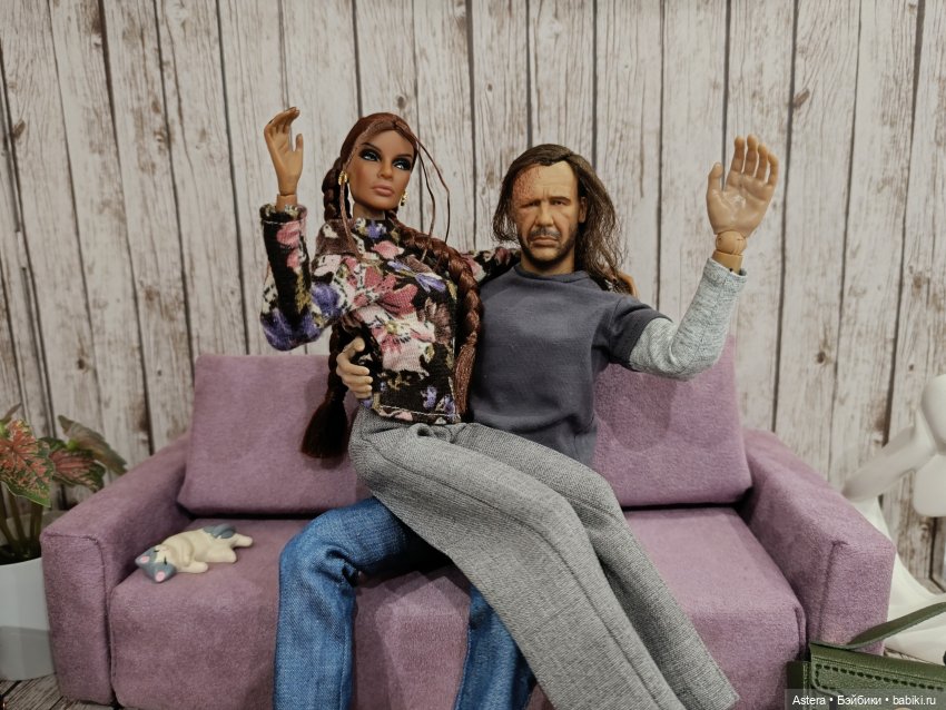 Двое на диване, не считая кота