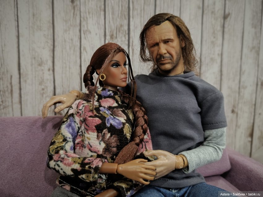 Двое на диване, не считая кота