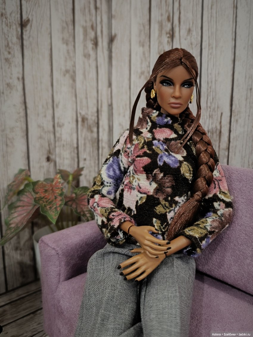 Двое на диване, не считая кота