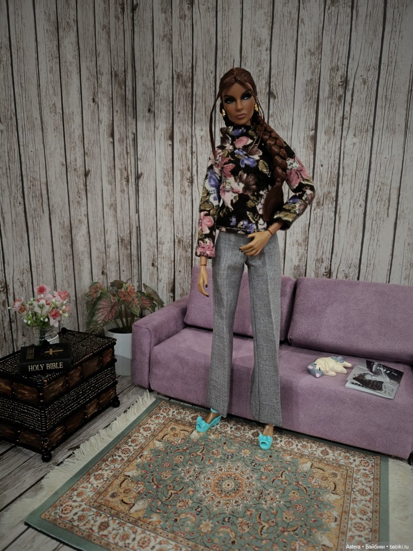 Двое на диване, не считая кота