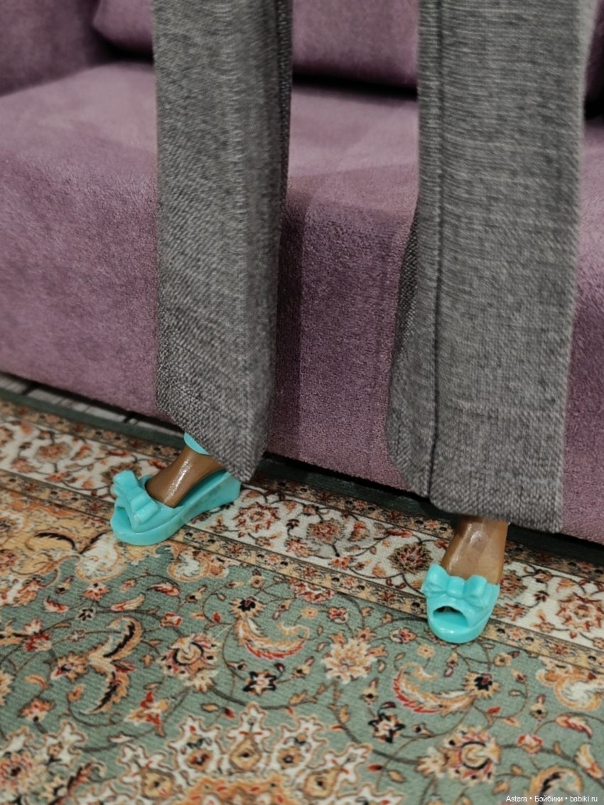 Двое на диване, не считая кота