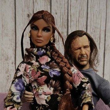 Двое на диване, не считая кота