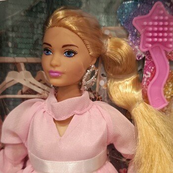 София в розовом платье