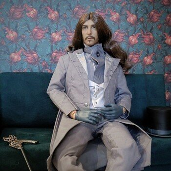 Джентльмен на диване