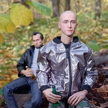 Парни гуляют в лесу