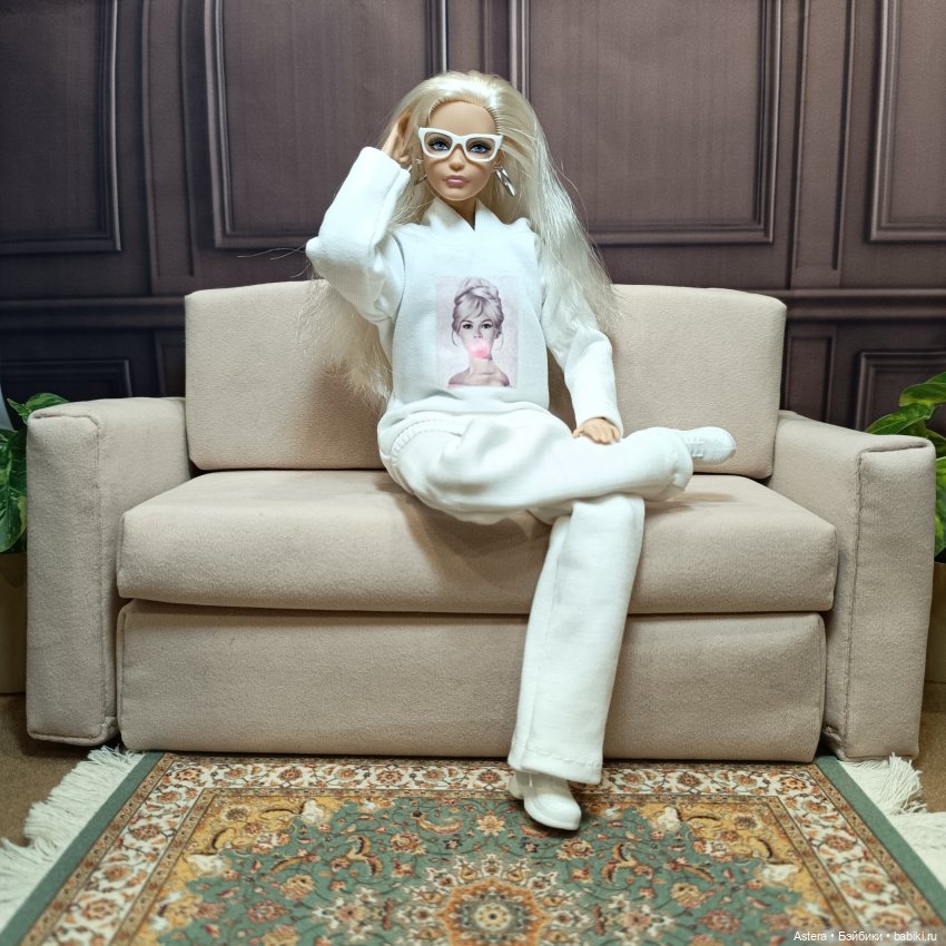 Кит, Руни и розовый диван