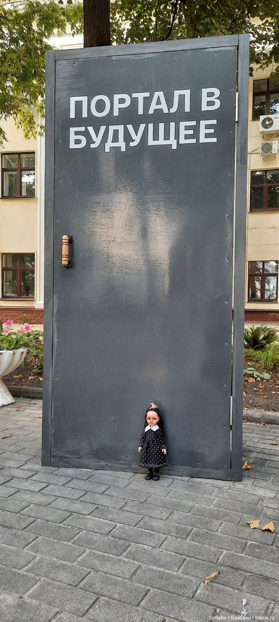 Маленькая путешественница Уинсдей (фото 3)