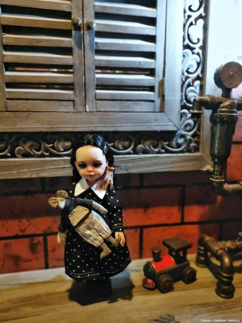 Маленькая путешественница Уинсдей (фото 2)