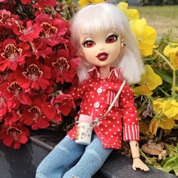 Красотка Джейд играет в обычного подростка