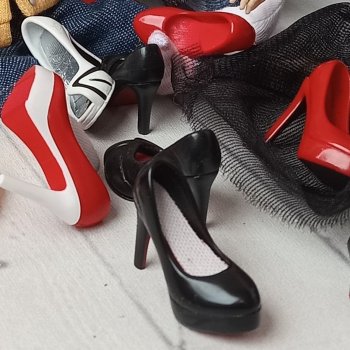 А по асфальту каблучки... (На лабутенах...)