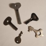 Ключи для заводных игрушек и два плоских ключика СССР