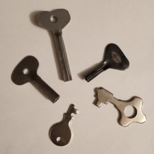 Ключи для заводных игрушек и два плоских ключика СССР