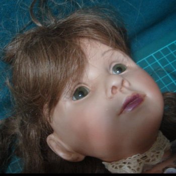 Распознать фарфоровую куклу