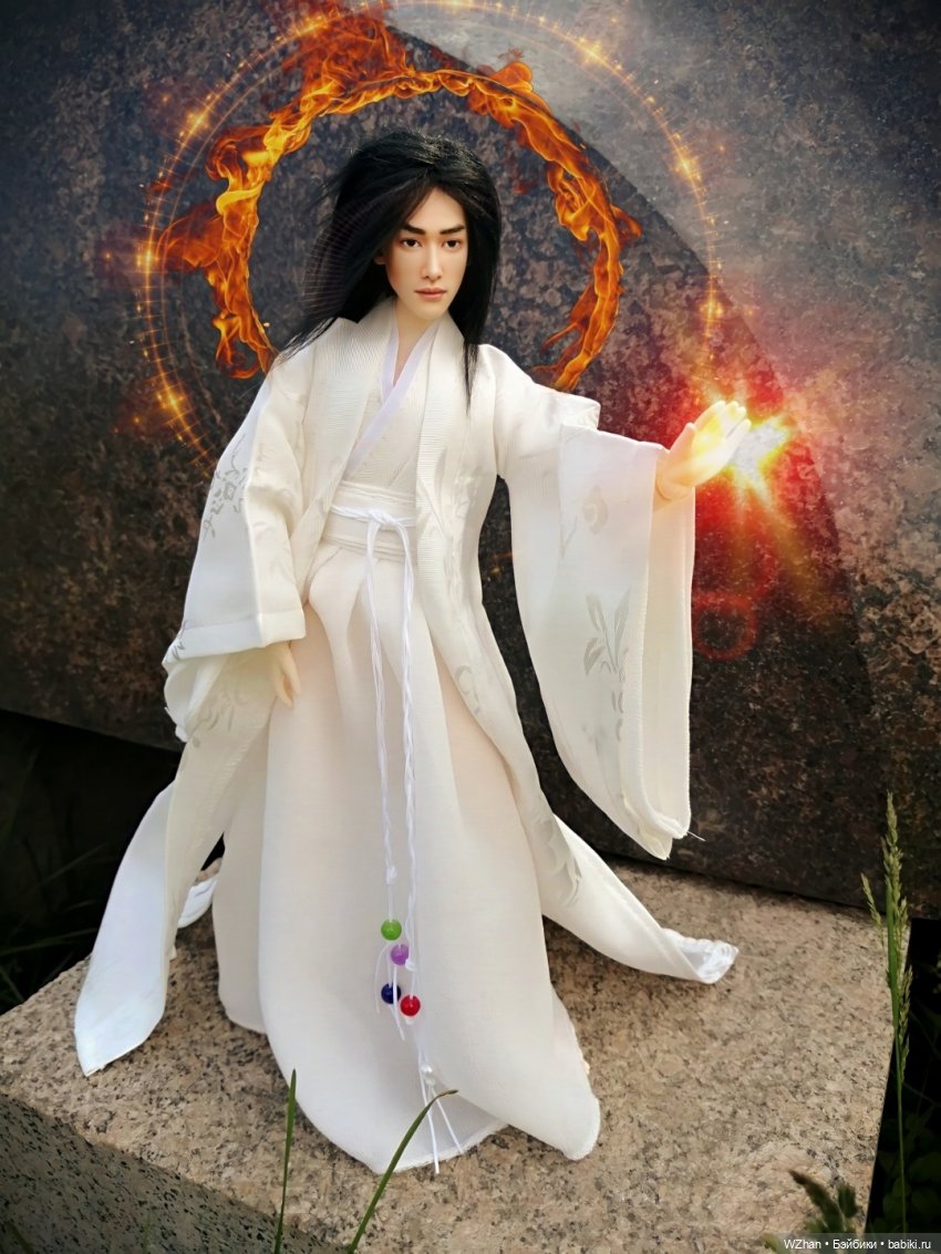Нежный Бог Демонов Ло ЮньСи в белом ханьфу