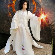 Нежный Бог Демонов Ло ЮньСи в белом ханьфу.