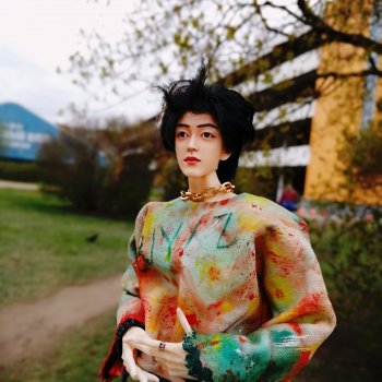 Сяо Чжань, прогулка в майской прохладе