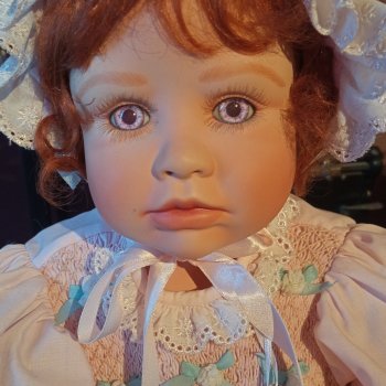 Дедушка продал мне эти куклы.