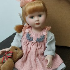 Фарфоровая кукла с мишкой