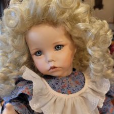 Кукла фарфоровая