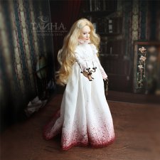 Мия в образе Эдит Кушинг.