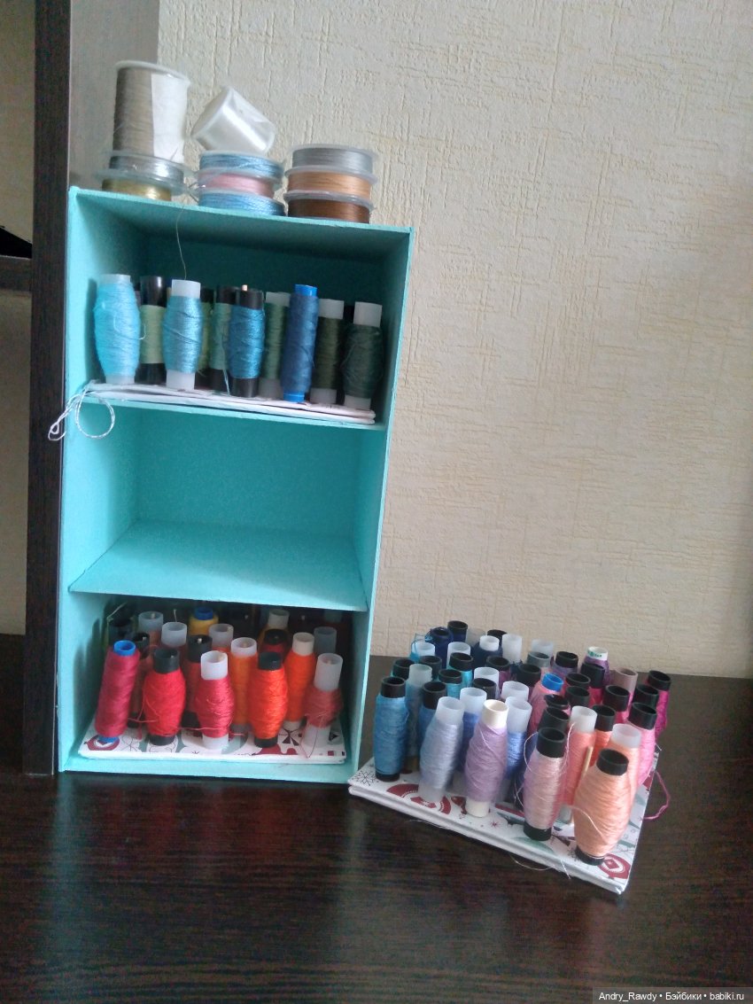 О, у меня тоже нитки на катушки намотаны и по цветам расфасованы, а катушки стоят в подставке)