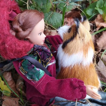 Танюша на прогулке