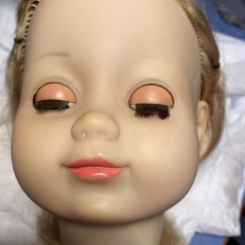 "Веснушки" у старой куклы. Поделитесь опытом.