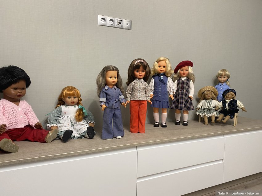 Девочки и мальчики перебрались в комнату и торопятся занять свои места на полочках Девочки и мальчики перебрались в комнату и торопятся занять свои места на полочках