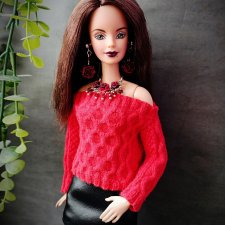 Свитер с открытыми плечами.