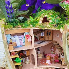 Крохотный домик в цветочном горшке