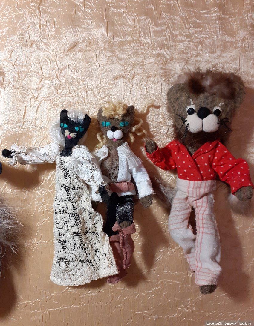 Пара влюбленных котиков и лев-хиппи Пара влюбленных котиков и лев-хиппи