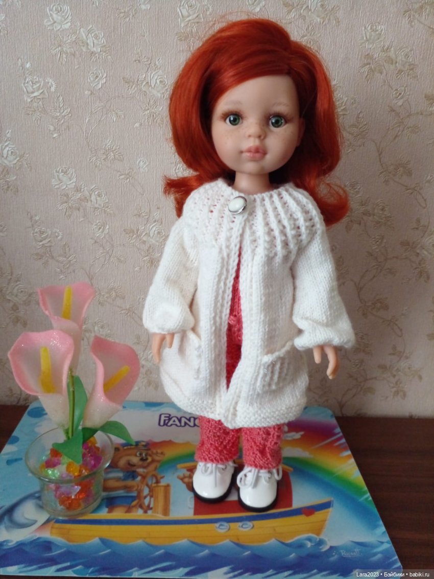 Комплект связаный на куклу паола рейна. В комплект входит: комбенизон,кардиган. Обувь не продается.