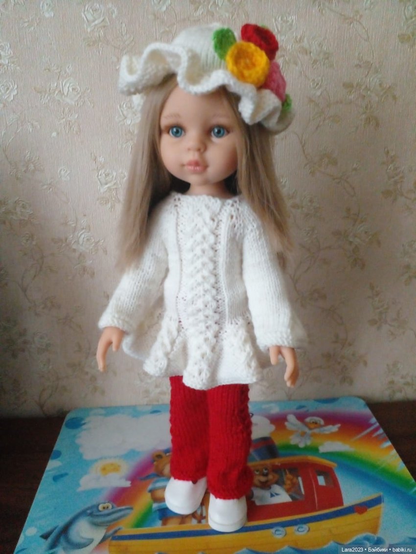 Комплект связаный на куклу паола рейна. В комплект входит: брюки, туника, шляпа с цветочками. Обувь не продается.