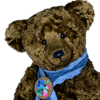 Мишка с брошкой