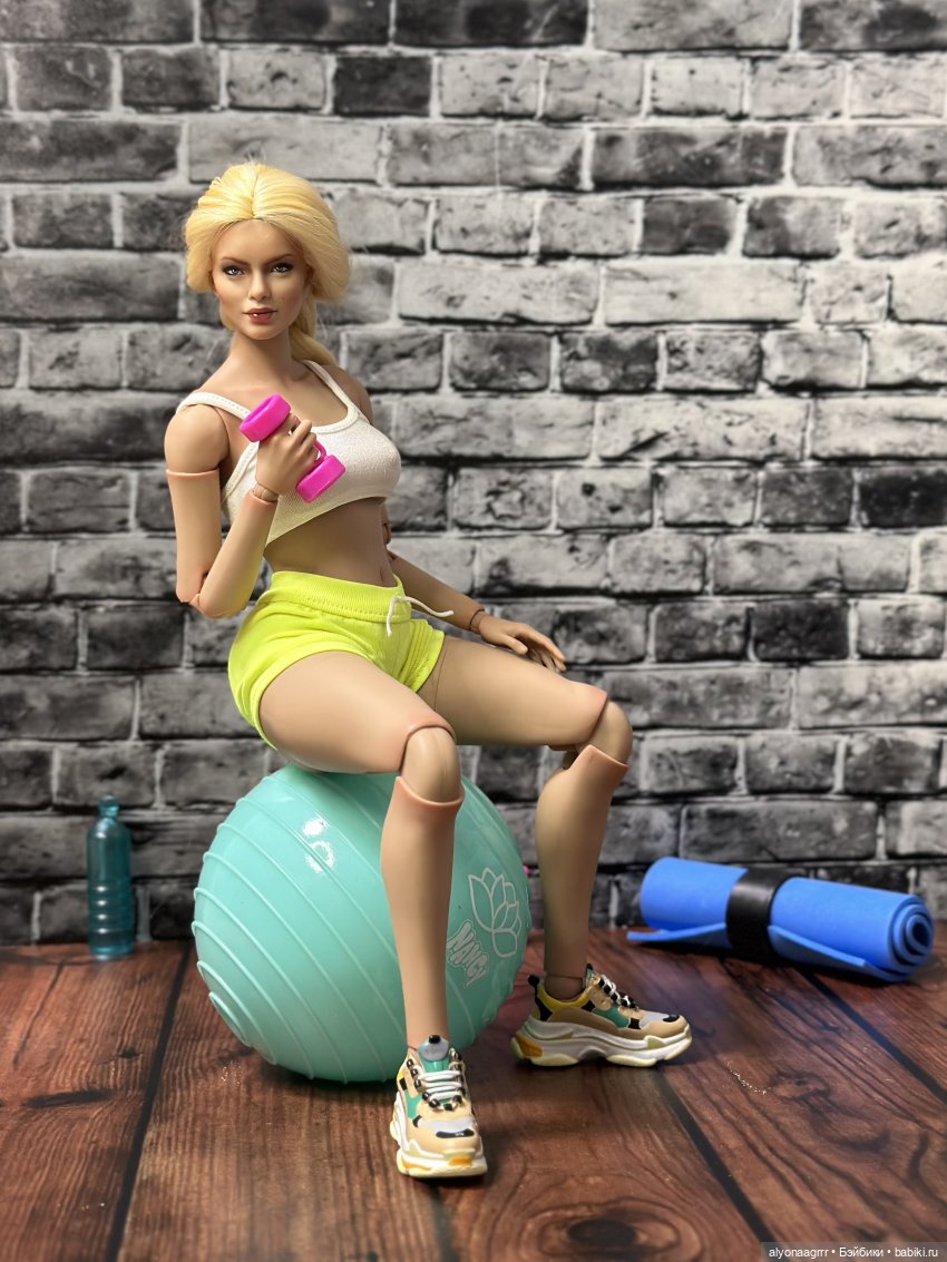 Заводные блондинки — Экшн