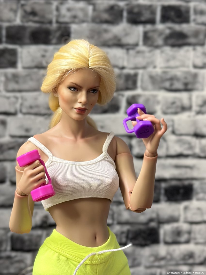 Заводные блондинки — Экшн