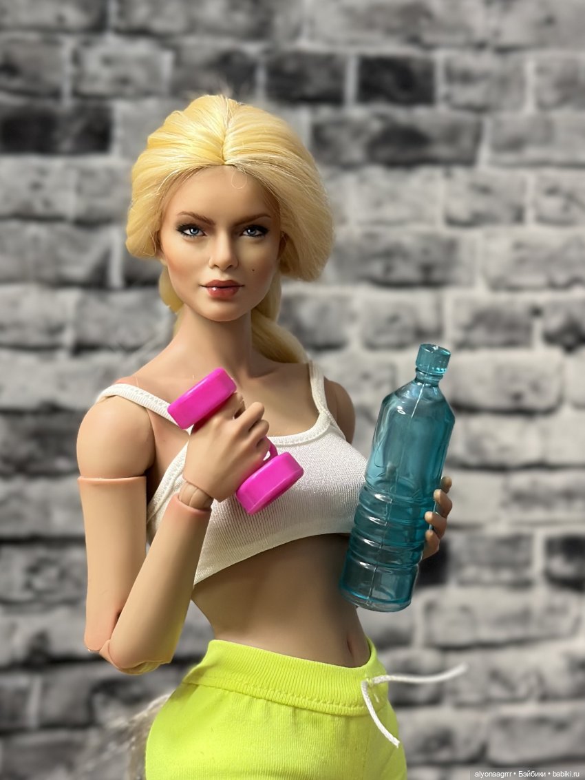 Заводные блондинки — Экшн