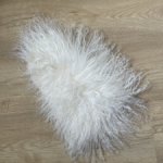 Шерсть белая на шкуре