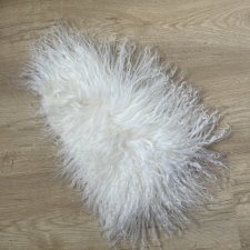 Шерсть белая на шкуре