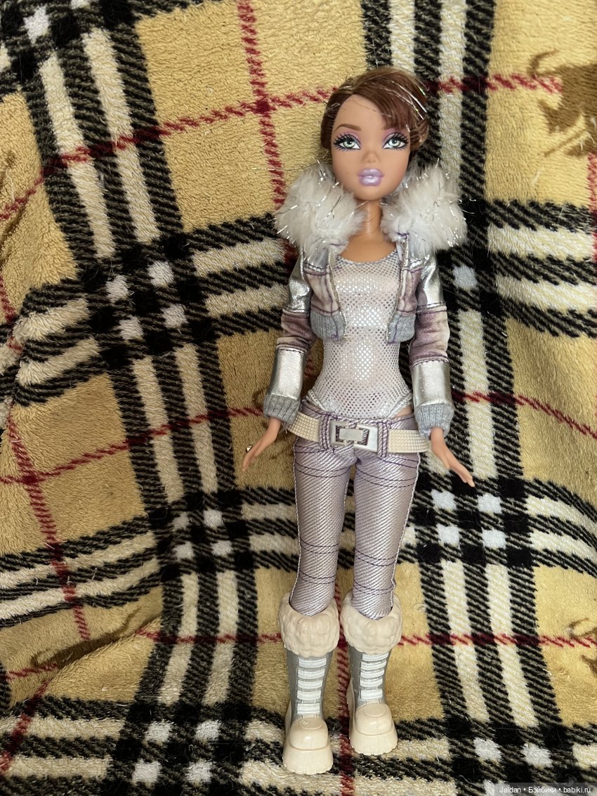 Ксюша))) я ее купила когда закончила универ, помню что серия называлась «Снежный блеск»