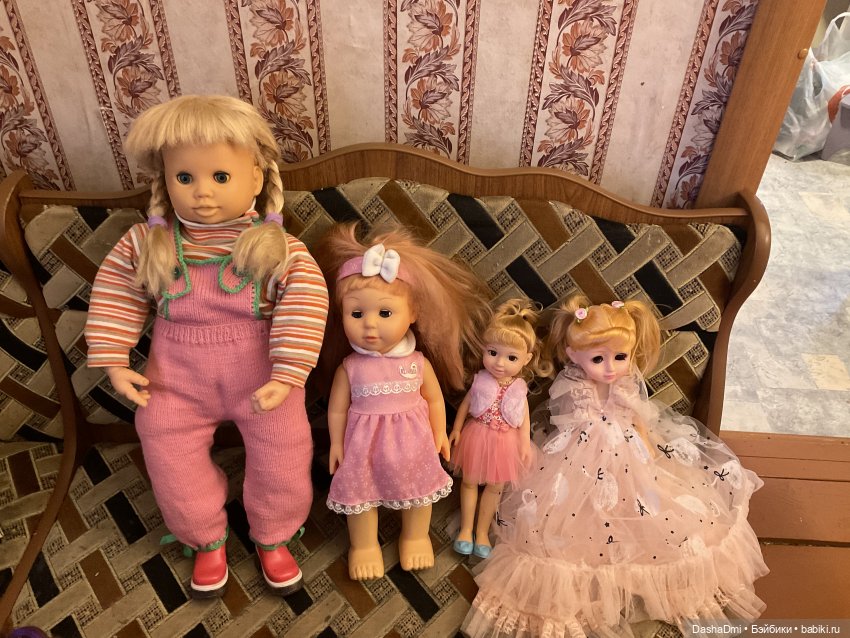 В такой компании она приехала