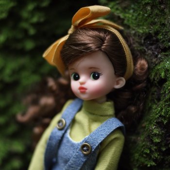 Рури гуляет в лесу