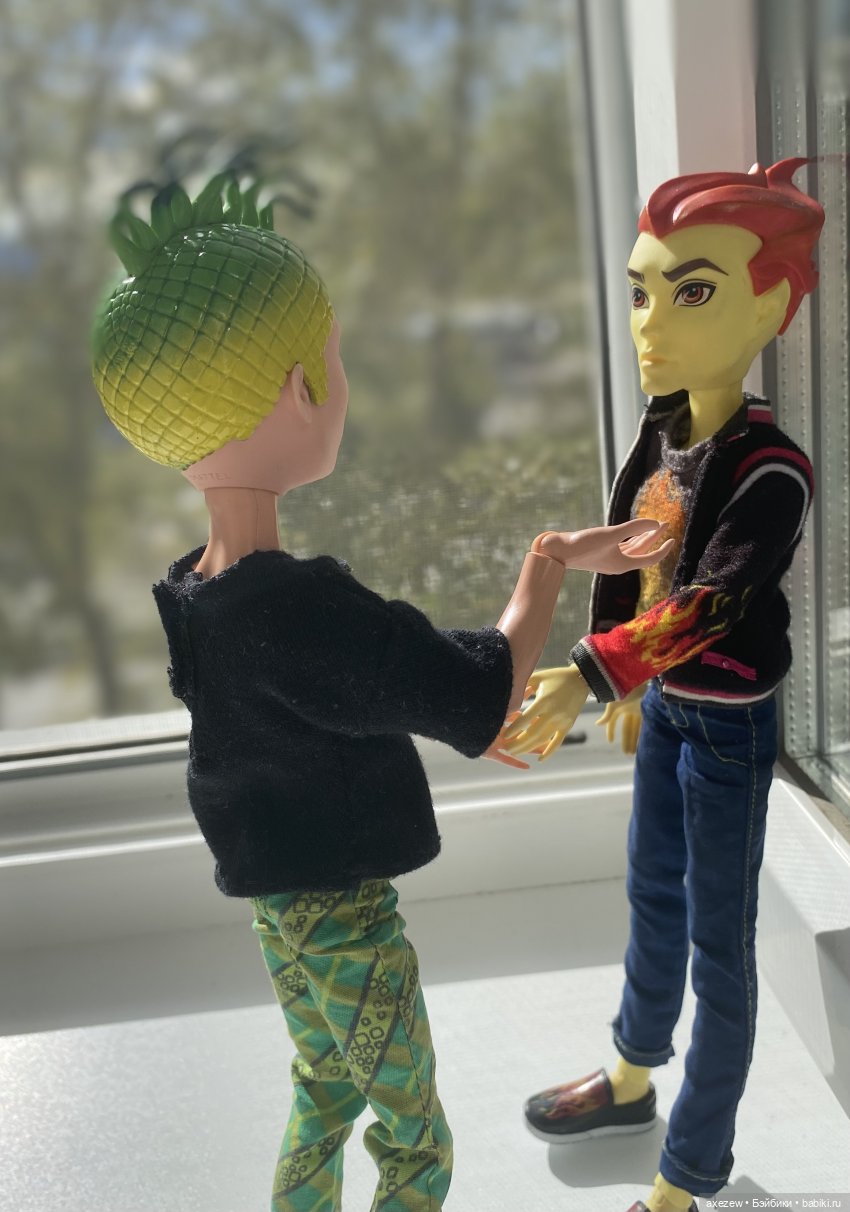 на Дьюсе кофточка, сшитая мною