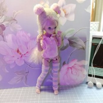 Наша Саша гуляет по рабочему столу.