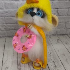 Мышонок в костюме уточки