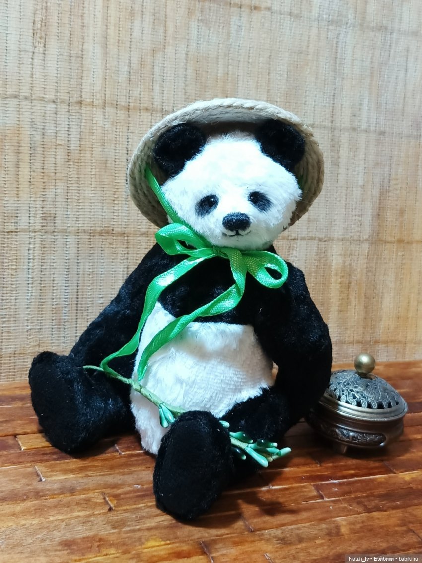 Мишка панда. Рост 14 см. Винтажный плюш, вискоза Италия. Живая набивка-опилки, древесная шерсть, минеральный гранулят, гречишная лузга.