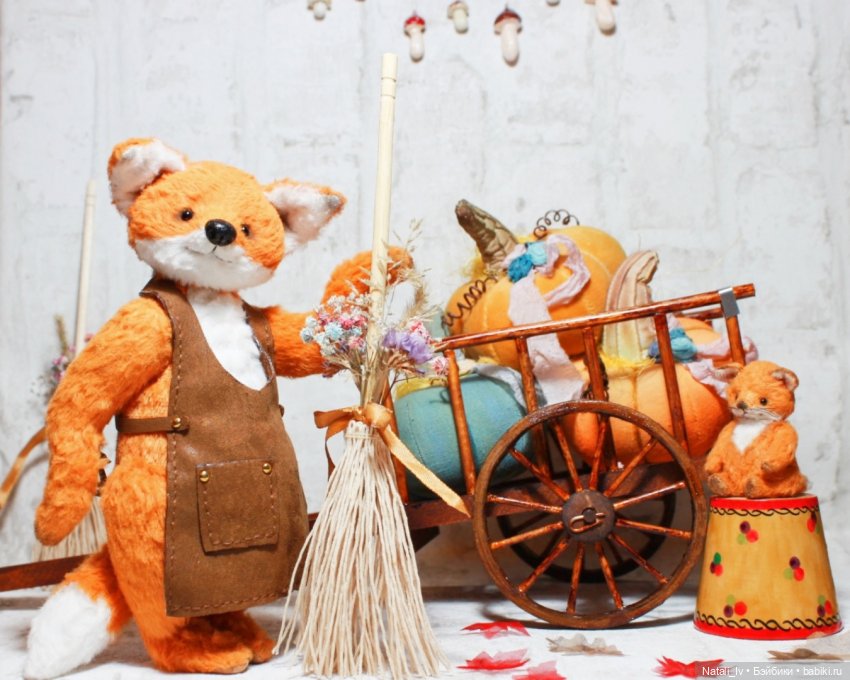 Лисёнок сшит полностью вручную. 16 см ростом. Вискоза, опилки, стеклянный и металлический гранулят, древесная шерсть. Фартучек из натуральной кожи искусственно состарен. Глазки стекло, тонировка панпастелью.