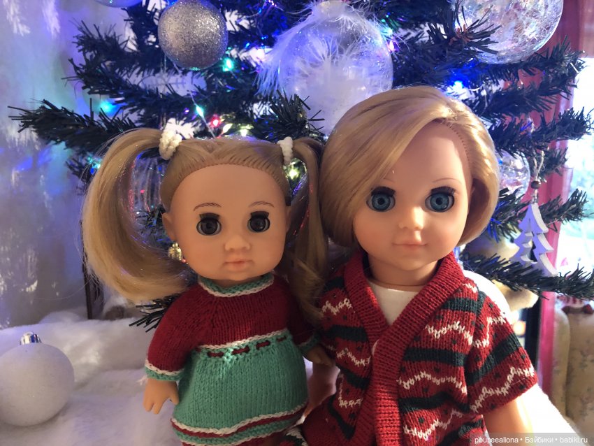 Мила, Соня, и друзья. Домашние фото у Новогодней Елочки (фото 5)