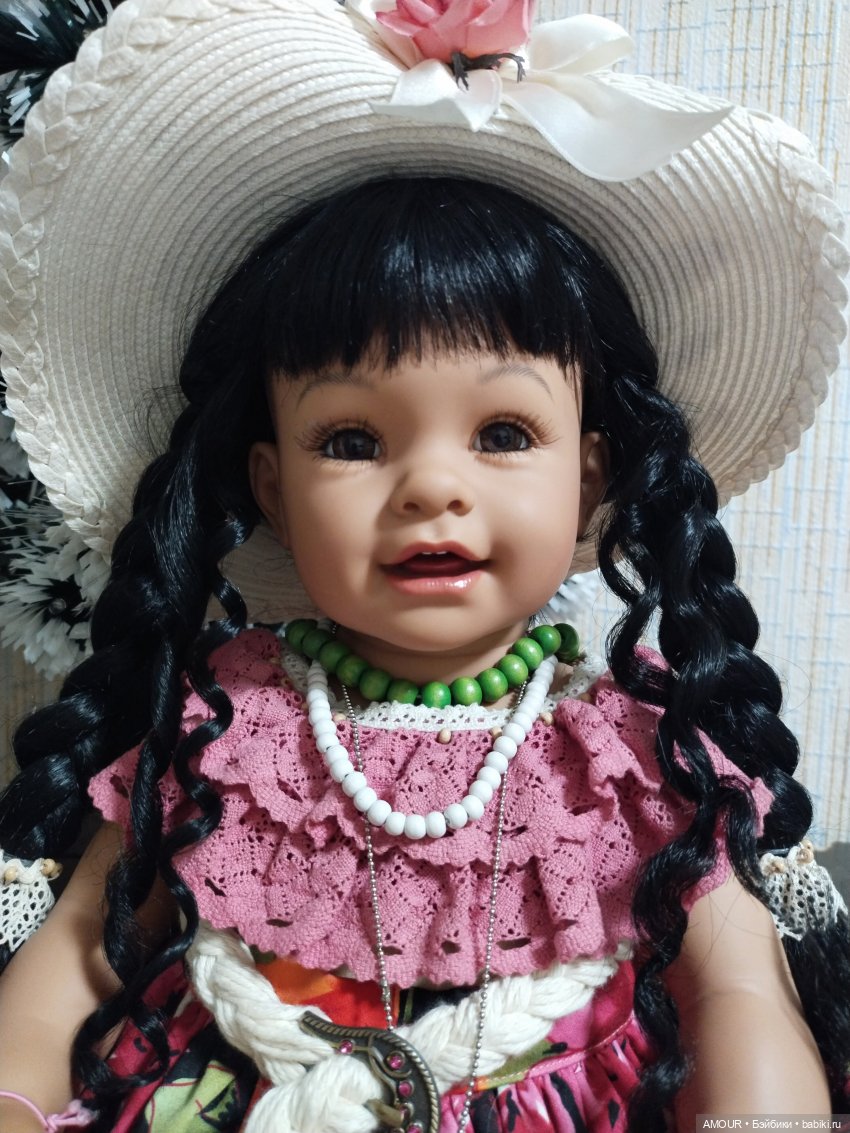 Наша красотка в гости тоже, правда с очень большим опозданием! Вообще кукла